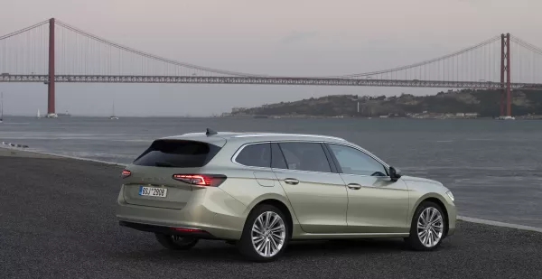 Nouvelle_Skoda_Superb_Combi_2.jpg